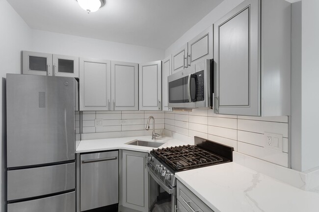 1522 W Sherwin Ave unit 202, Chicago, IL 60626 - photo 5