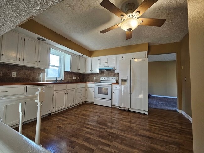 11327 Camden Ave, Omaha, NE 68164 - photo 2