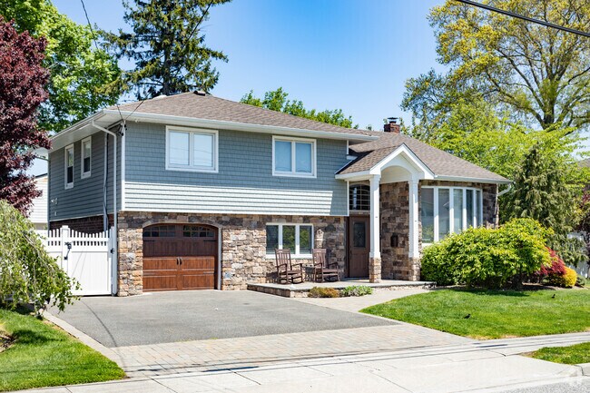 Many residents of East Massapequa, use contrasting materials to achieve an interesting look.