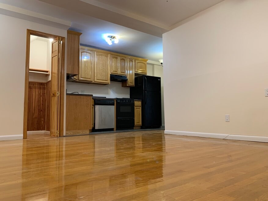 Open kitchen/Living Room/Dining Area