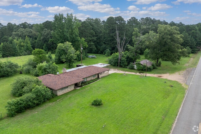 Mot-Carterville’s homes range from classic ranch styles to modern farmhouses.