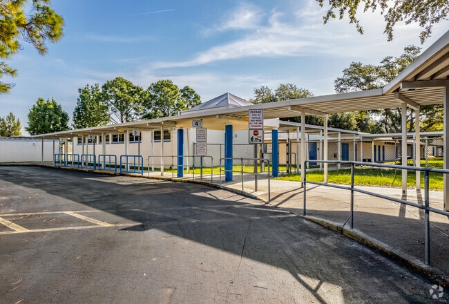 Pinellas Park Elementary School has a spacious campus.