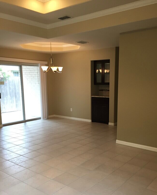 Natural light, Roomy and Neat!