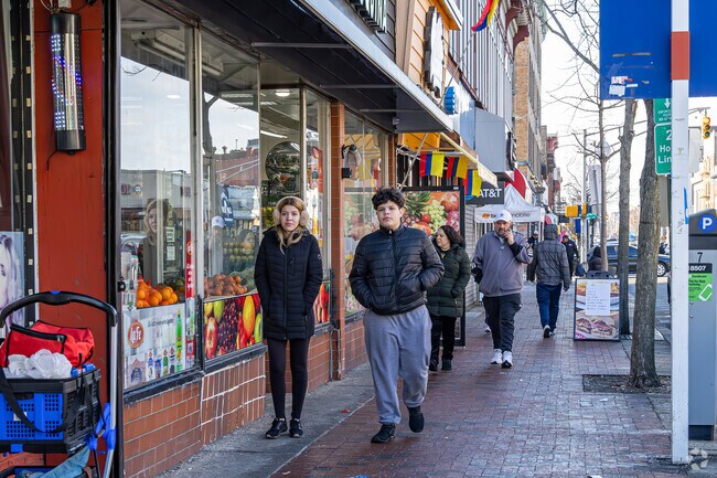 Downtown Perth Amboy, one mile south of Harbortown, is a major shopping and dining hub with local businesses and chain stores.