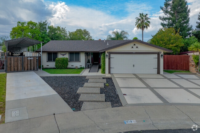 Well maintained yards and spacious living areas exist in Cresthaven Roseville.