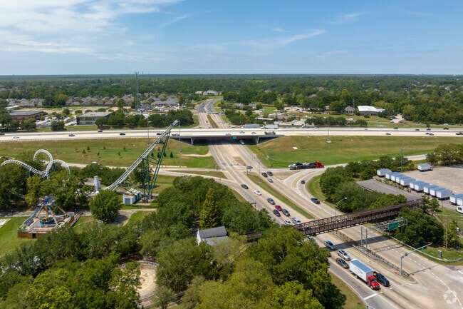 Interstate-10 makes Highland Lakes quickly accessible to other parts of Baton Rouge.