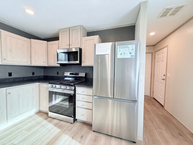 52758 S Yorktown Ct, New Baltimore, MI 48051 - photo 6