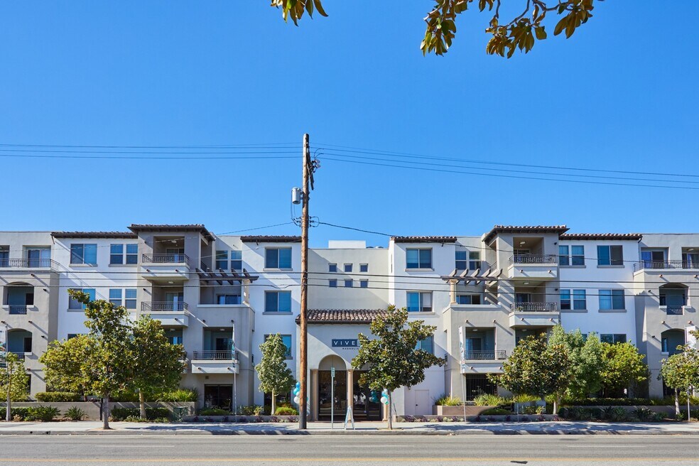 Magnolia, Sherman Oaks, CA 91403 - photo 1