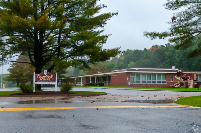 Overlook Primary School serves students in the Poughkeepsie community.