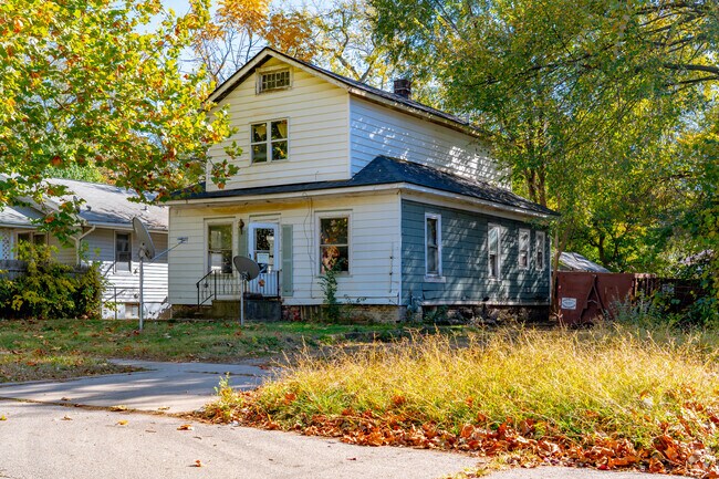 There are a few two story houses that occupy the Hess Park bloks.