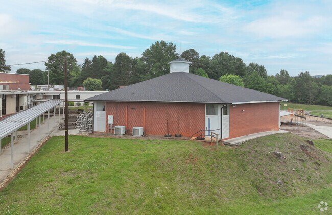 The student population of Sugar Loaf Elementary is 208 and the school serves K-5.