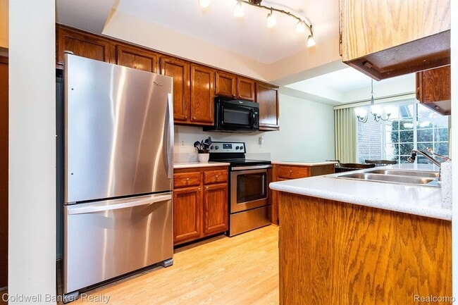 235 Meadow Lane Cir, Rochester Hills, MI 48307 - photo 2