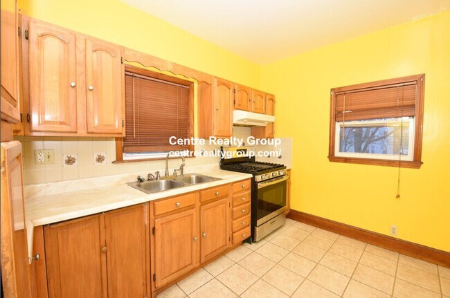 7 Gayland St unit 2, Dorchester, MA 02125 - photo 2