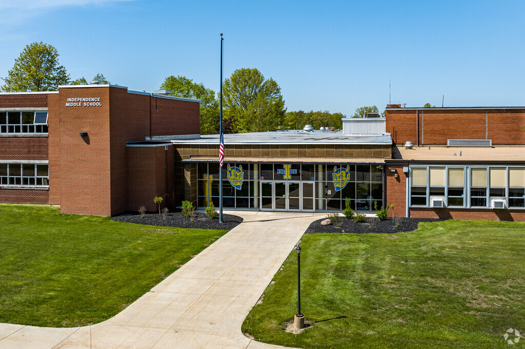 Main entrance of Independence Middle School in Independence, Ohio.