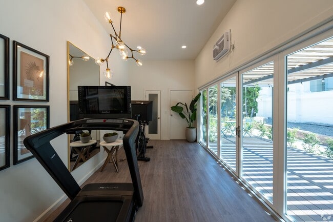 Apartments close to Downtown LA with Gym, BBQ Area, Laundry Facilities and More!, Los Angeles, CA 90018 - photo 3