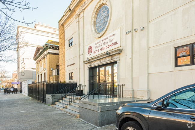 30% students of Yeshivat Shaare Torah from this school go on to attend a 4-year college.