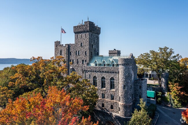 The Castle Hotel & Spa is a luxurious 4-star hotel in Tarrytown overlooking the Hudson River.