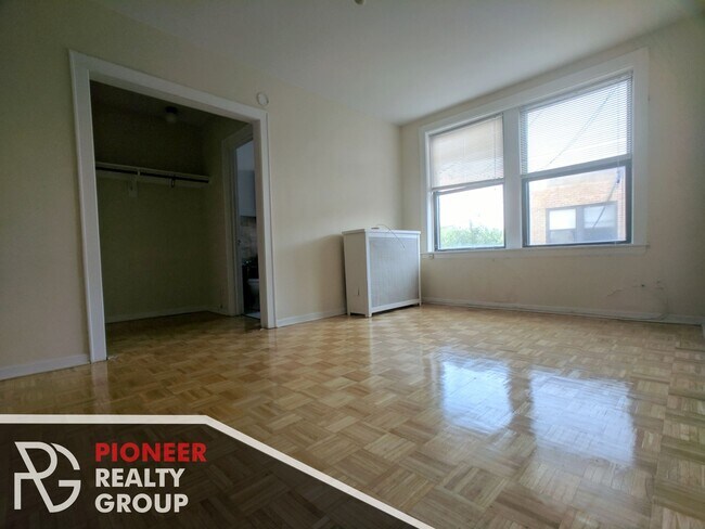 739 W Belmont Ave unit 418, Chicago, IL 60657 - photo 3