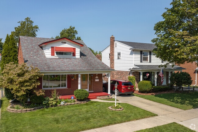 There is a wide array of architectural styles found in Southwest Outer Drive.