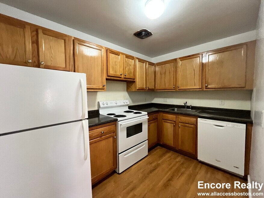 312 Tappan St unit 1, Brookline, MA 02445 - photo 1