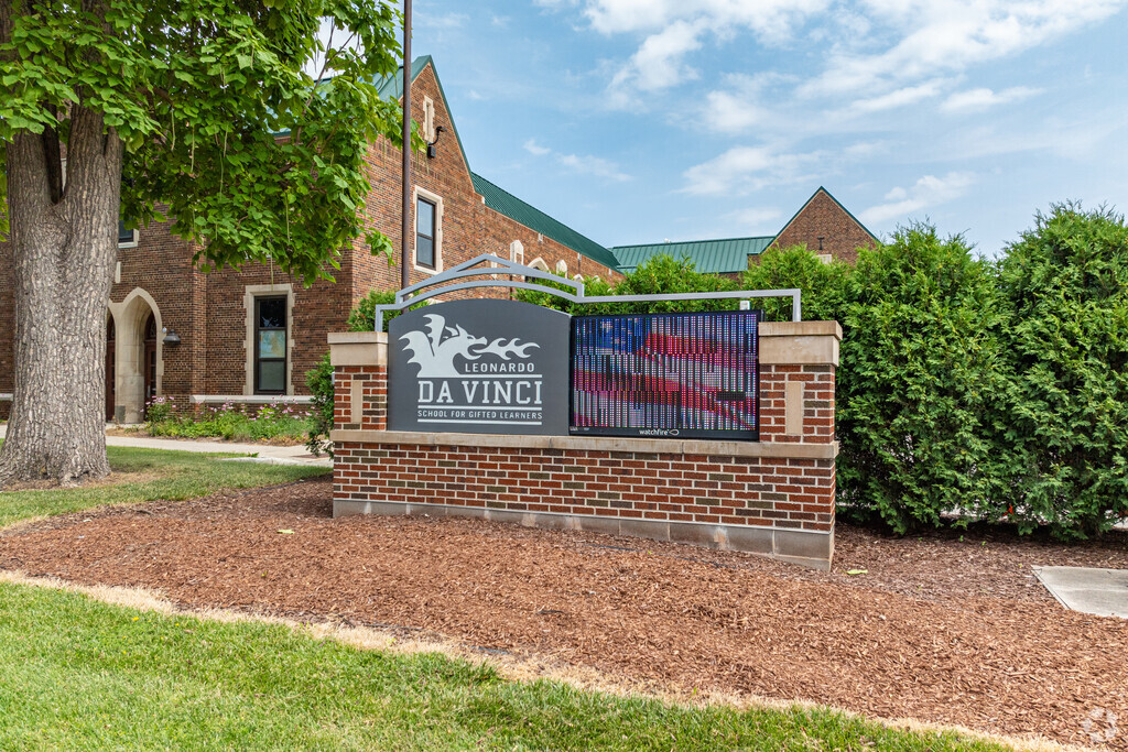 Leonardo Da Vinci School for Gifted Learners is a K-8 school in Green Bay's Navarino community.