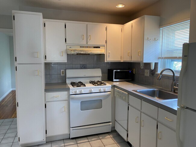 15 Wave Ave unit 3, Revere, MA 02151 - photo 2