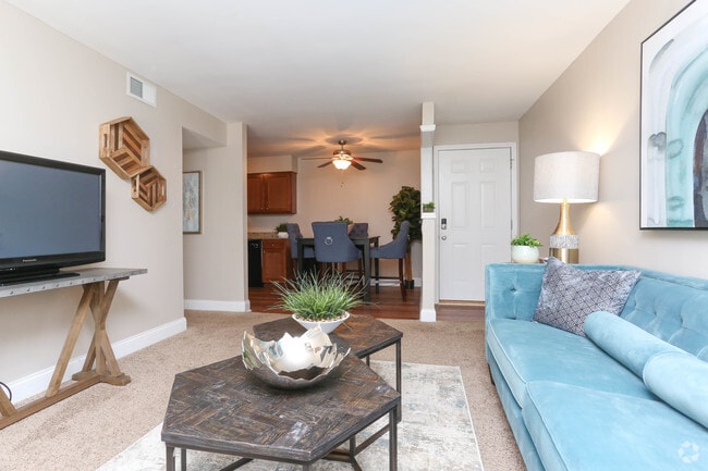1BR, 1BA - 720 SF - The Calloway - Living Room