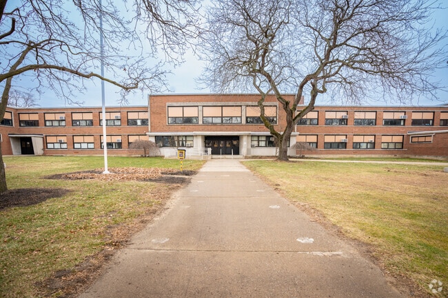 Washington Junior High School has a student-teacher ratio of 18 to 1.