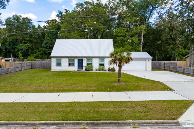 You will find many homes in Deleon Springs offer large lawns.