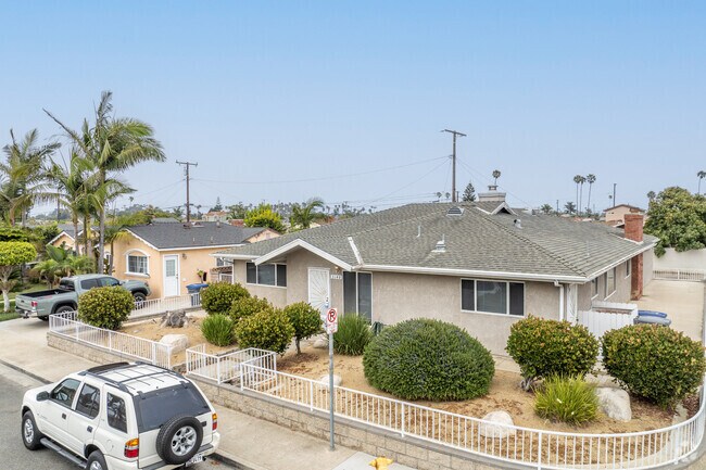 Many homes around Redwood feature front fencing.
