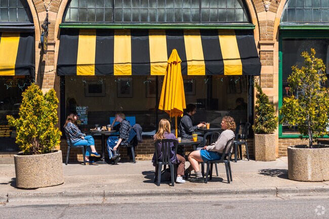 Located on Hennepin Ave, lies Isle Bun & Coffee is in the heart of Uptown.