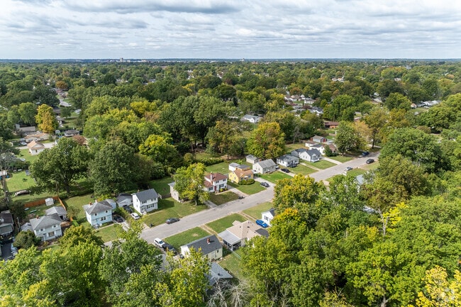 There are 494 homes in the Lorraine Park neighborhood.
