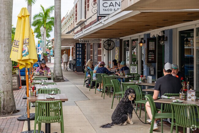 Billy Creek is just a short drive from a wide variety of eateries in downtown Fort Myers.