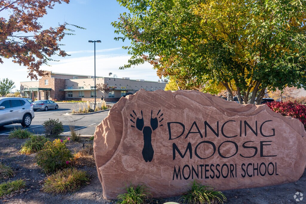 Dancing Moose Montessori School provides education in the neighborhood of 
Glendale.