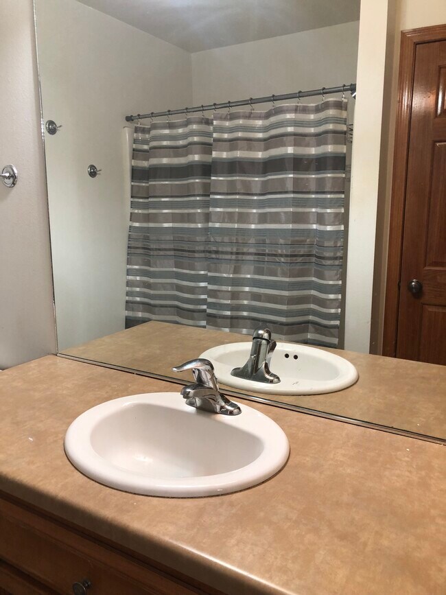 911 N Bahnson Ave, Sioux Falls, SD 57103 - photo 4