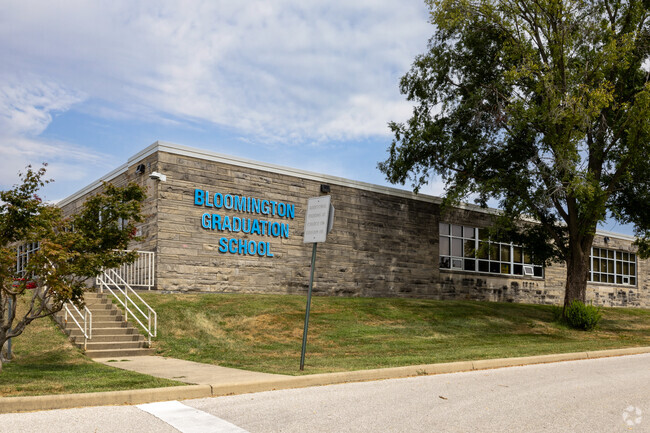 Bloomington Graduation School has 100 students in attendance.