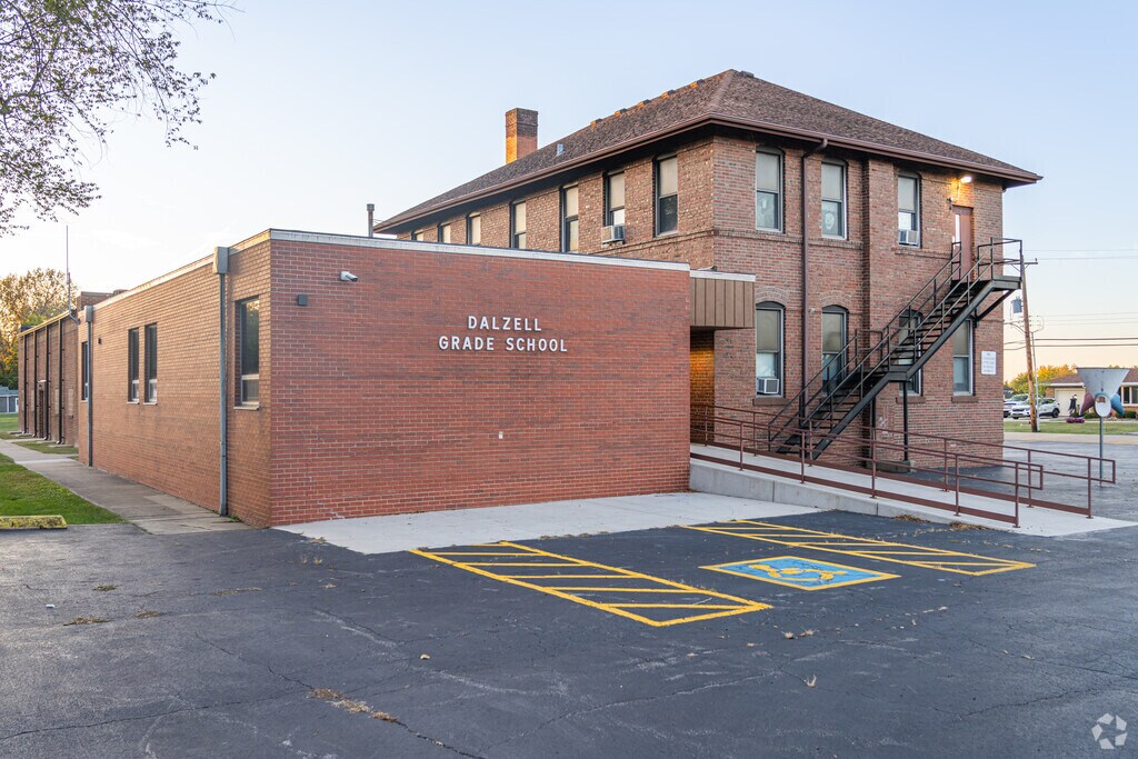 Dalzell Grade School has 52 students with a student-teacher ratio of 7 to 1.