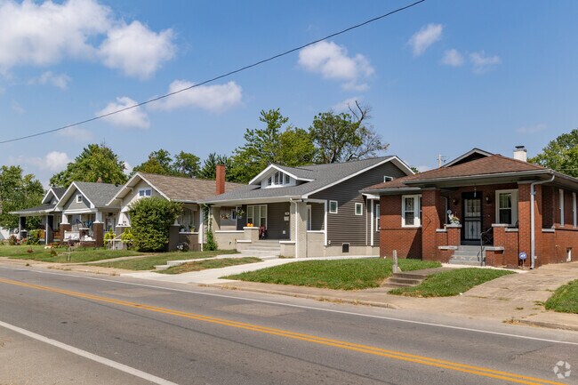 Most homes in Akin Park have small front yards with sidewalks.