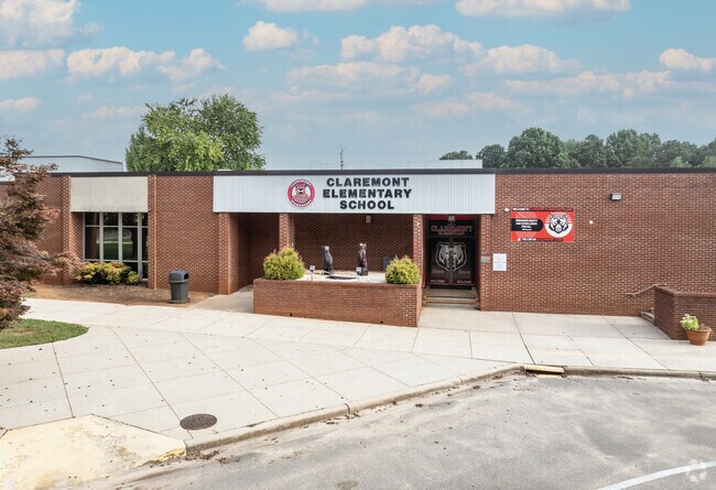 The student-teacher ratio at Claremont Elementary School is 13:1.
