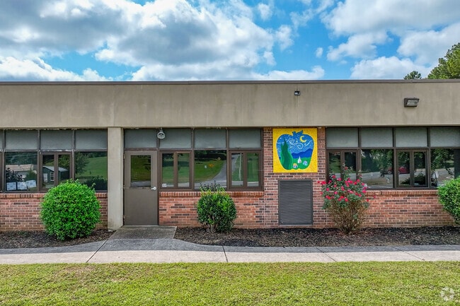 Naomi Elementary School is located at 4038 E Highway 136, La Fayette, GA 30728.