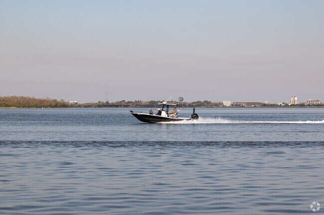 Boating on the Cooper River is a great activity Hobcaw Point locals enjoy in Mount Pleasant.