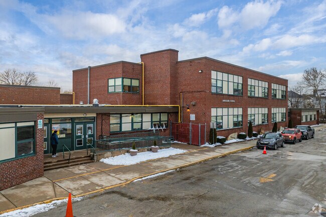 Amosland Elementary School has 435 students in grades K-5.