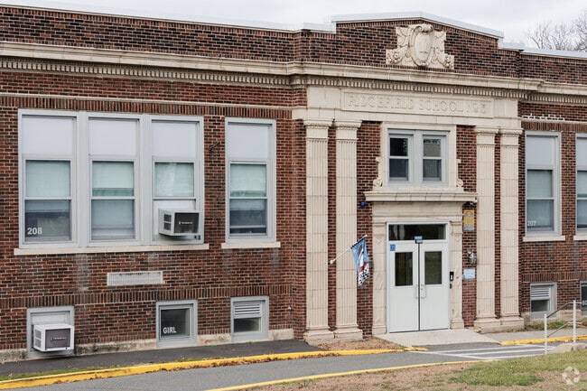 Bergen Blvd School in Ridgefield, NJ gets an overall Niche rating of A-.