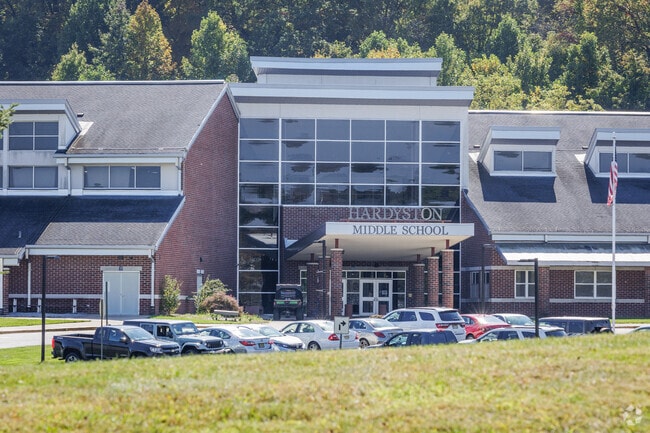 There is a student-teacher ratio of 14:1 at Hardyston Township Middle School in Hamburg, NJ.