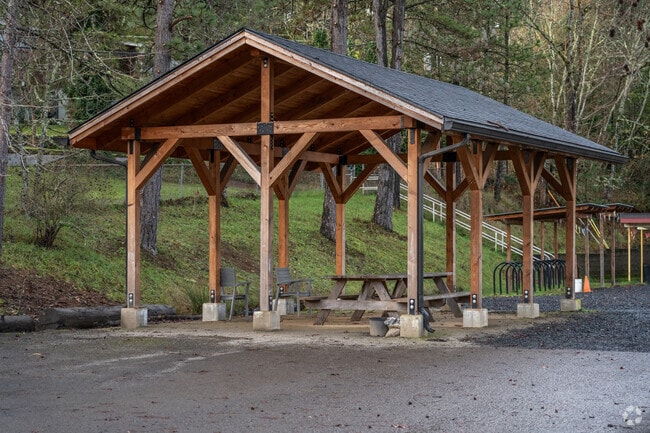 Village School has a covered picnic area for students in Eugene.