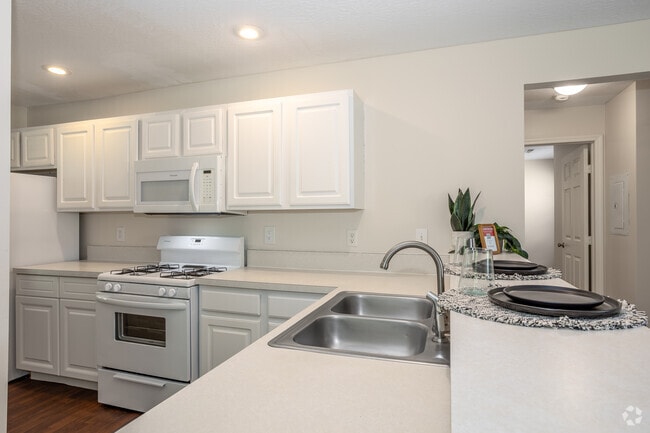 2BR, 2BA - 1,050SF - The Jewel - Kitchen