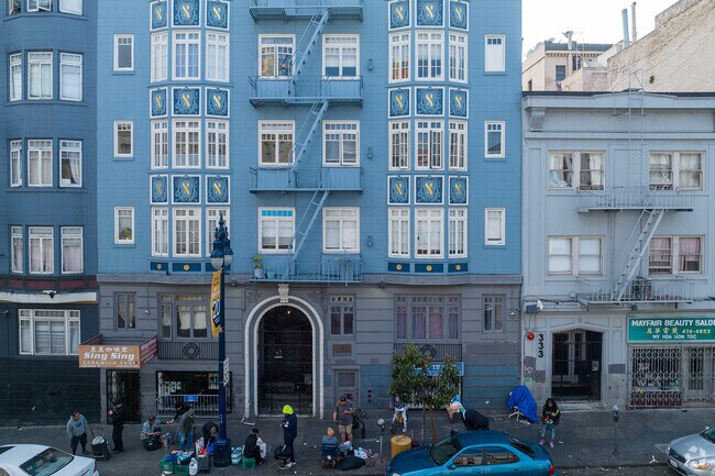 The Tenderloin, situated next to Civic Center, is renowned for its gritty urban atmosphere.