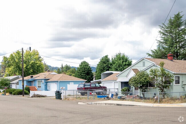 West Avenue's charming 1950s homes reflect Roseburg's history.