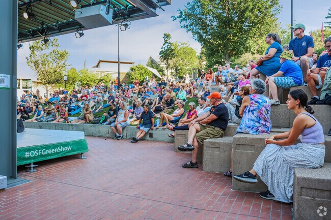 The Green Show is filled with hundreds of people enjoying live music in Lithia Park.