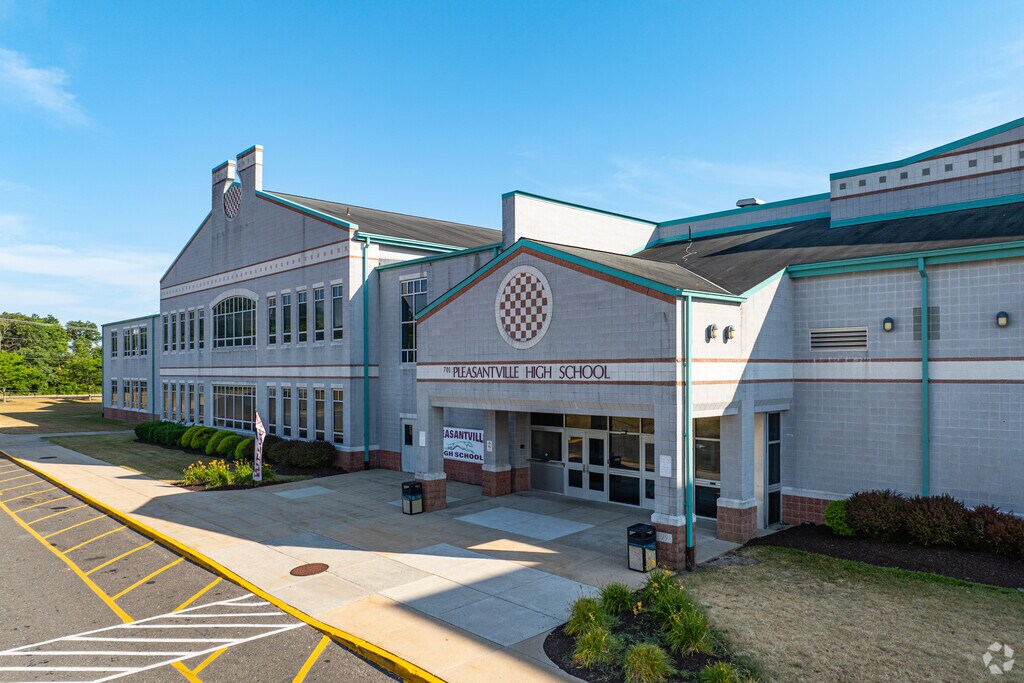Pleasantville High School has 924 students in grades 9-12.